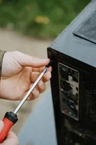 Skladanie PC pod gry, widok od tylu.